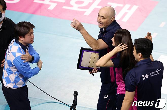 아본단자 흥국생명 감독이 22일 오후 인천광역시 부평구 체육관로 삼산월드체육관에서 열린 2023-24 도드람 V리그 여자부 플레이오프 1차전 흥국생명과 정관장의 경기 4세트 윌로우의 블록킹 터치넷 판정에 항의하고 있다. 2024.3.22/뉴스1 ⓒ News1 박정호 기자