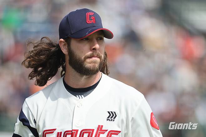 롯데 선발투수 윌커슨은 17일 한화전에서 4이닝 10안타 7실점을 기록하며 마운드를 내려왔다. 사진 | 롯데 자이언츠