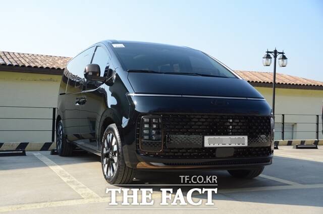 20일 경기도 파주시 한 카페 주차장에 현대자동차의 다목적차량(MPV) 스타리아 하이브리드가 주차돼 있다. /김태환 기자