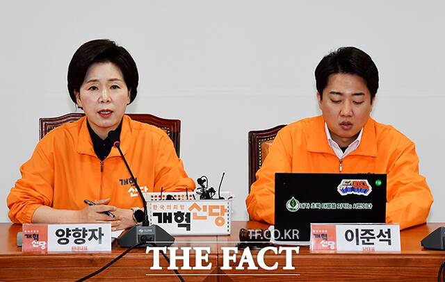양향자 개혁신당 원내대표(왼쪽)가 22일 오전 서울 여의도 국회에서 열린 최고위원회의에 참석해 모두발언을 하고 있다. /국회=배정한 기자