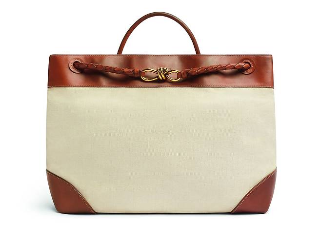 안디아모(ANDIAMO) 백 라지 사이즈. 보테가 베네타 글로벌 앰버서더인 RM이 군 입대 전 밀라노 패션 위크로 향하면서 안디아모 백 라지 사이즈를 들면서 화제가 됐다. 사진 속 제품은 2024 여름 컬렉션에서 새롭게 선보인 스타일로, 브리스톨 가죽과 캔버스 소재로 완성되었다. /보테가 베네타 제공