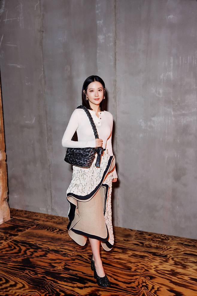 배우 이영애가 밀란 패션 위크에서 블랙 컬러의 칼리메로 씨타(Kalimero città) 백을 착용해 우아하면서도 도회적인 감각을 뽐냈다. /보테가 베네타 제공