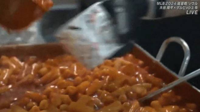 일본 NHK가 '서울시리즈' 중계 도중 경기장 먹거리를 소개했다./온라인커뮤니티