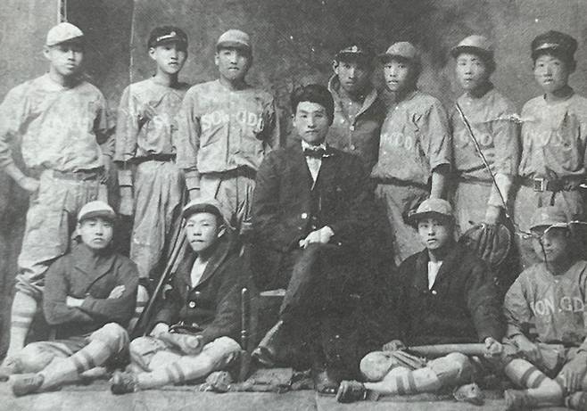 송도고등보통학교 체육 교사 시절 야구부와 함께 사진을 찍은 최규남(가운데 양복 입은 사람). 야구 선수 출신으로 송도고보에서 교편을 잡고 있던 최규남은 미국 유학을 가 물리학을 공부했고 1932년 한국인 최초로 물리학 박사 학위를 받았다. 유학 후 귀국한 그는 연희전문 교수를 하며 양자역학을 조선에 알렸다./최규남 박사 추모 논문집