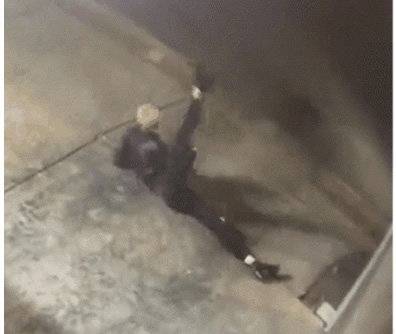 호주에서 빵집을 털기 전 요가를 하며 몸을 푸는 도둑의 모습이 촬영됐다. 빵집 측이 소셜미디어(SNS)에 공개한 영상은 큰 화제가 됐다. 출처 : @phillippasbakery