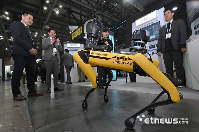 과학기술정보통신부와 행정안전부가 주최하는 세계 보안 엑스포·전자정부 정보보호 솔루션 페어 2024가 20일 경기 고양시 킨텍스에서 열렸다. 이노뎁 부스에서 관람객이 자동순찰이 가능한 사족보행로봇을 살펴보고 있다. 김민수기자 mskim@etnews.com