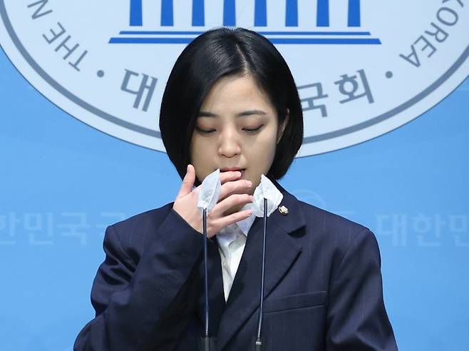 류호정 정의당 의원이 15일 서울 여의도 국회 소통관에서 열린 거취 표명 기자회견에서 "정의당 탈당하고 의원직 내려놓겠다＂고 밝히고 있다. 2024.1.15/뉴스1 ⓒ News1 송원영 기자 /사진=뉴스1