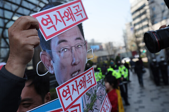 시민사회단체 활동가들이 지난해 3월30일 오전 서울 종로구 일본대사관 앞에서 일본 역사왜곡 교과서 규탄 기자회견을 열고 ‘일본 역사왜곡 교과서 불합격’ 상징의식을 하고 있다. 김혜윤 기자 unique@hani.co.kr