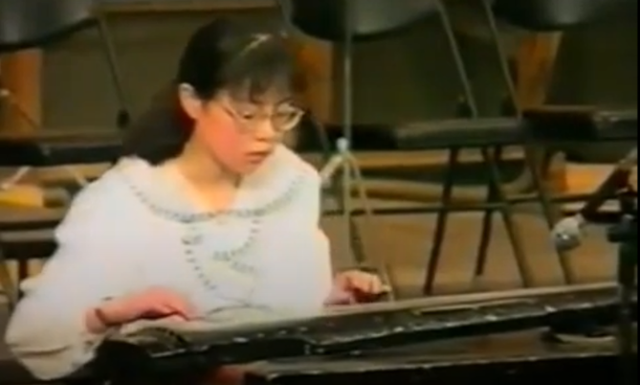 1994년 12월 11일 주링이 중국 전통 현악기 고금으로 중국 고전 음악 '광링산'을 연주하고 있다. 탈륨 중독 초기였던 주링은 시력 저하로 안경을 써야 했으며, 이날 이후 다시는 무대에 서지 못했다. 유튜브 상하이SMG 채널 캡처
