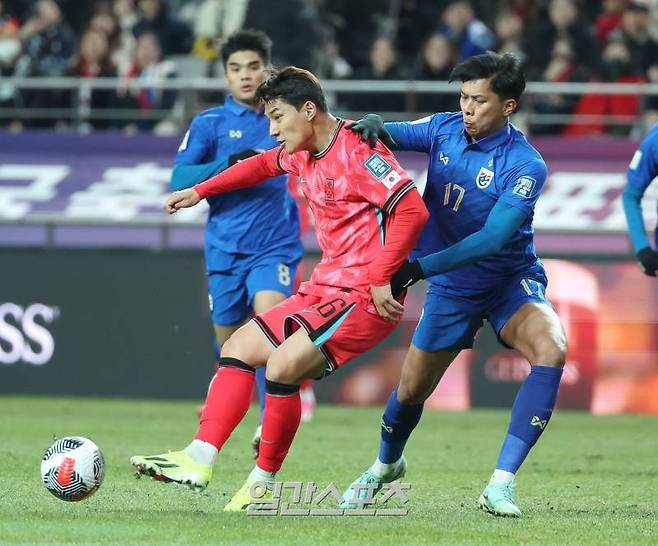 주민규가 21일 오후 서울 마포구 서울월드컵경기장에서 진행된 대한민국과 태국의 2026 북중미 월드컵 아시아지역 2차 예선에서 패스를 하고 있다. 상암=김민규 기자 mgkim1@edaily.co.kr /2024.03.21/