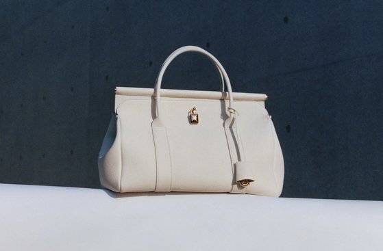 위스퍼 화이트 색상의 로로피아나 룸 백. 사진 로로피아나