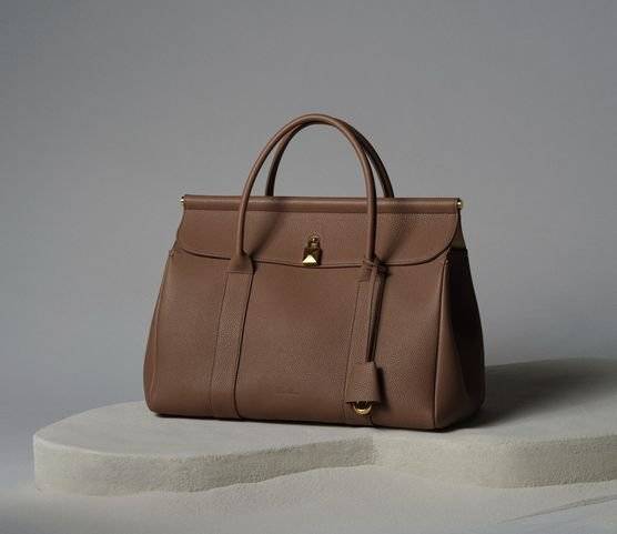 웜 탠 컬러의 룸 백. 사진 로로피아나