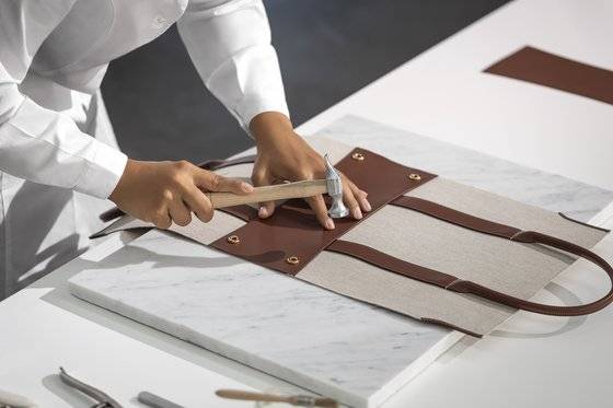 장인의 수작업을 통해 룸 백이 만들어지는 과정. 사진 로로피아나