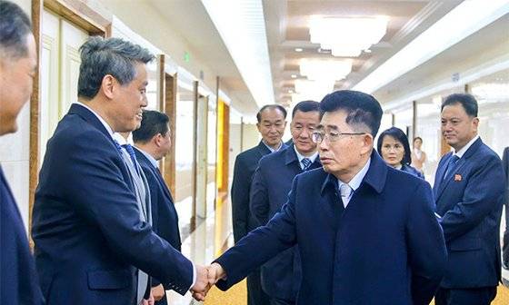 김성남 북한 국제부장(오른쪽)을 단장으로 하는 노동당 대표단이 지난 21일 중국, 베트남, 라오스를 방문하기 위해 평양을 출발했다고 조선중앙통신이 22일 보도했다. 조선중앙통신. 연합뉴스.