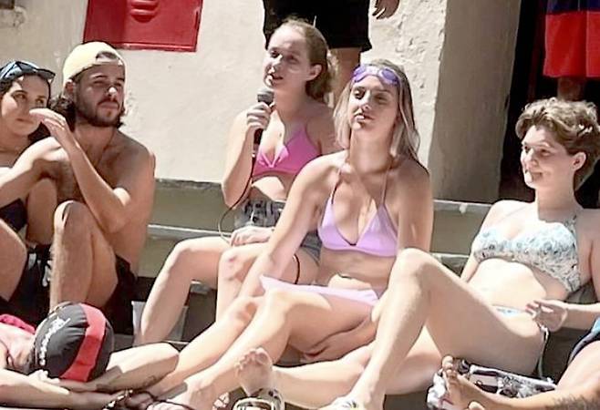 브라질 상파울루 가톨릭대학교에서 20일(현지시간) 진행된 비키니 시위. 사진 인스타그램 캡처