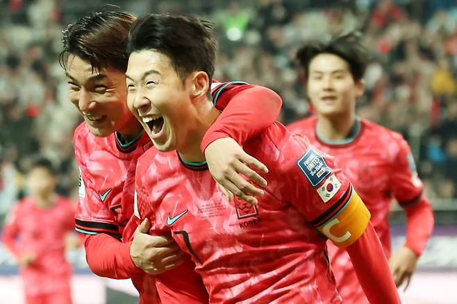 21일 오후 서울 마포구 서울월드컵경기장에서 열린 2026 북중미 월드컵 아시아지역 2차예선 C조 조별리그 3차전 대한민국과 태국과의 경기에서 대한민국 손흥민이 첫 골을 성공시킨 뒤 주민규와 함께 기쁨을 나누고 있다. / 사진=뉴스1