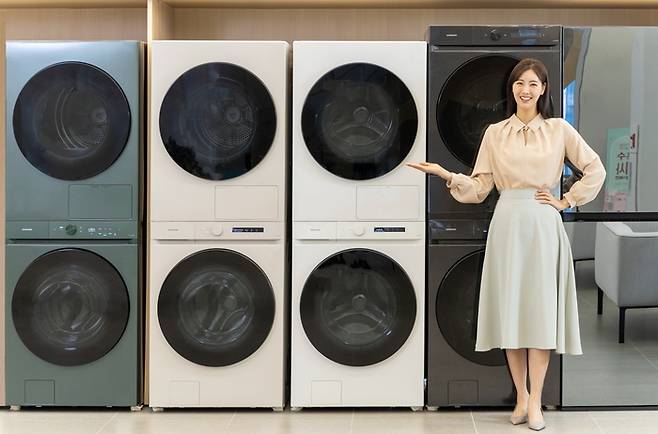 삼성전자 모델이 ‘비스포크 그랑데 AI’ 시리즈 건조기를 소개하고 있다.