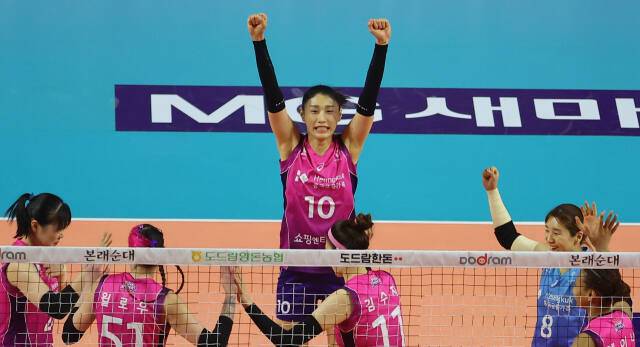 22일 인천 삼산월드체육관에서 열린 프로배구 여자부 플레이오프 1차전 인천 흥국생명과 대전 정관장의 경기서 득점에 성공한 김연경 등 흥국생명 선수들이 환호하고 있다. 연합뉴스