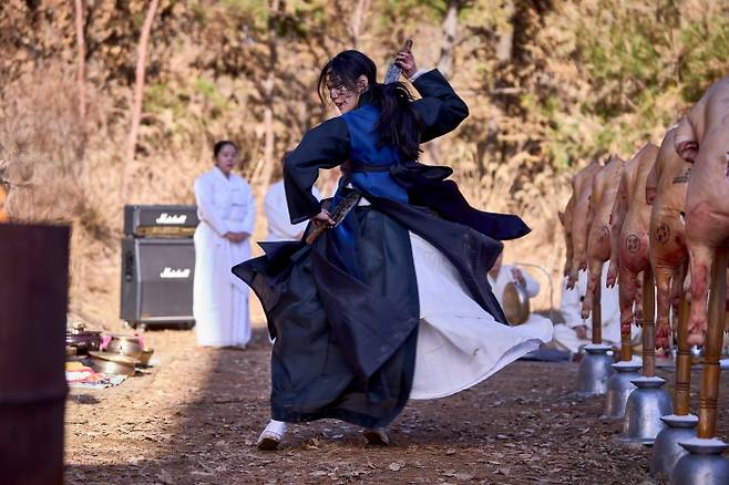 관객들이 명장면에 꼽는 대살굿 장면에 대해 장재현 감독이 자신의 역량 부족으로 배우들이 연기한 것보다 못 나왔다고 얘기했다. 사진제공=쇼박스