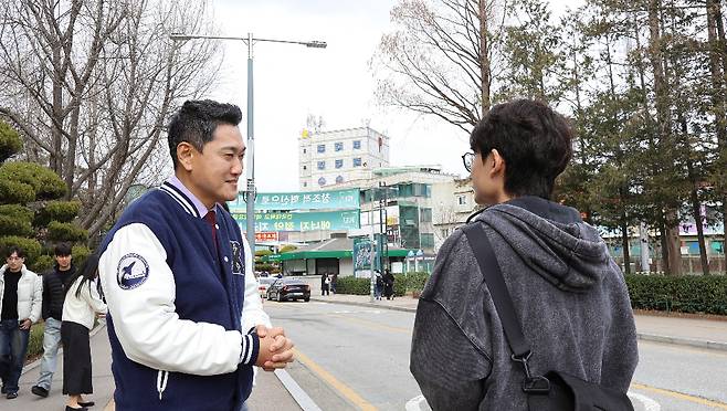 오신환 전 의원이 지난 6일 서울 광진구 건국대학교 캠퍼스에 방문해 재학생의 의견을 듣는 모습 /사진=오신환 선거캠프 제공