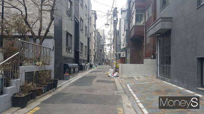지은 지 5년 이하 서울 신축 원룸 월세가 평균 100만원 넘은 것으로 조사됐다. 사진은 서울시내 한 대학가 원룸 골목. 사진은 기사 내용과 관련 없음. /사진=김창성 기자