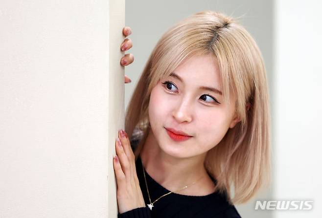 [서울=뉴시스] 홍효식 기자 = BJ 겸 유튜버 양팡이 지난 18일 서울 시내 한 카페에서 뉴시스와 인터뷰에 앞서 포즈를 취하고 있다. 2024.03.22. yesphoto@newsis.com