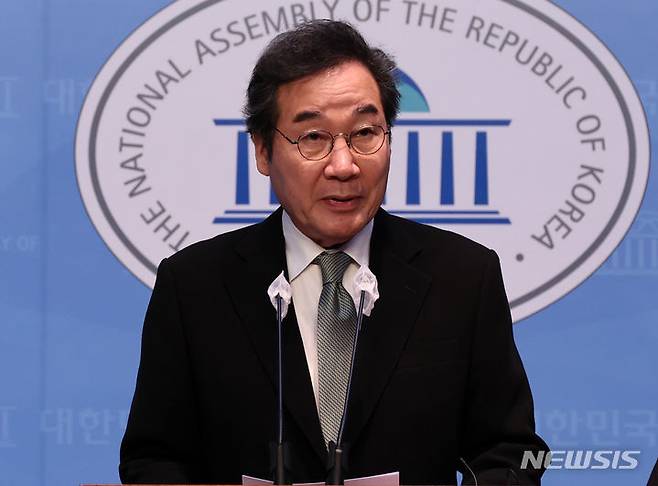 [서울=뉴시스] 이영환 기자 = 이낙연 새로운미래 상임고문이 13일 오후 서울 여의도 국회 소통관에서 연금개혁 공약 발표 기자회견을 하고 있다. 2024.03.13. 20hwan@newsis.com