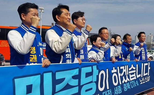 [대전=뉴시스] 조명휘 기자 = 더불어민주당 김부겸 공동상임선대위원장과 충청권 총선후보들이 22일 오전 대전역 동광장에서 충청권 메가시티 구현을 위한 CTX-a 노선 추진 합동 기자회견을 열고 있다. 2024.03.22. photo@newsis.com *재판매 및 DB 금지