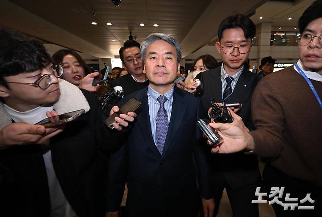 '해외 도피' 논란을 일으킨 이종섭 주호주 대사가 지난 21일 인천국제공항 제1터미널을 통해 귀국하는 모습. 인천공항=박종민 기자