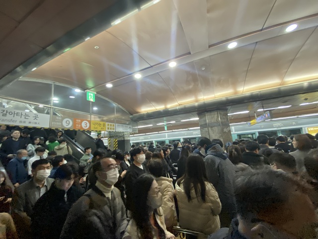 22일 저녁 6시30분 퇴근길 서울 지하철 7호선 고속버스터미널역 플랫폼 내부. 열차가 수분간 지연되면서 엄청난 인파가 몰리고 있다.