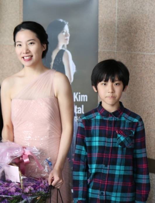 예술의전당 영재아카데미 시절 스승의 연주회에서 기념 사진을 찍고 있는 임윤찬. 김경은 제공