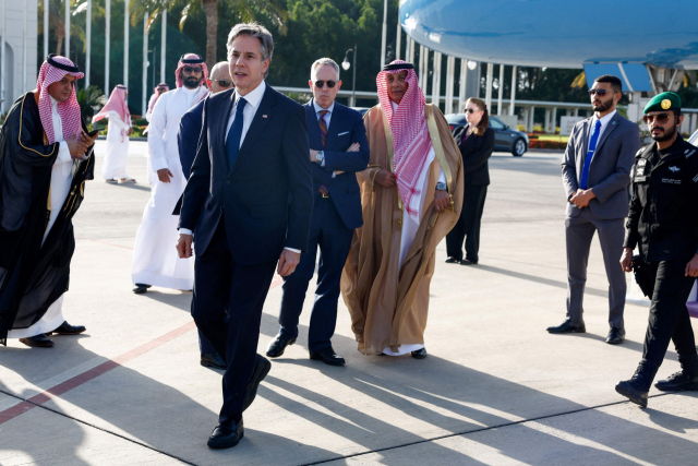 토니 블링컨 미국 국무부 장관이 20일(현지시간) 사우디아라비아 제다에 도착해 현지 관계자들과 걸어가고 있다. AFP연합뉴스