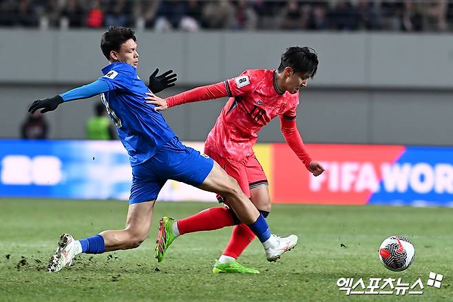 황선홍 올림픽축구대표팀 감독이 3월 열리는 2026 북중미 월드컵 아시아 2차예선 태국과의 2연전을 치를 대한민국 축구 국가대표팀 임시감독으로 뽑혀 21일 태국과의 홈 경기를 지휘했다. 1-1로 비긴 가운데 황 감독은 이강인의 후반 교체투입에 대해 전술과 컨디션을 보고 내린 결정이며 후회하지 않는다고 했다. 서울월드컵경기장, 고아라 기자