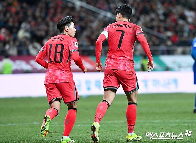 황선홍 올림픽축구대표팀 감독이 3월 열리는 2026 북중미 월드컵 아시아 2차예선 태국과의 2연전을 치를 대한민국 축구 국가대표팀 임시감독으로 뽑혀 21일 태국과의 홈 경기를 지휘했다. 1-1로 비긴 가운데 황 감독은 이강인의 후반 교체투입에 대해 전술과 컨디션을 보고 내린 결정이며 후회하지 않는다고 했다. 서울월드컵경기장, 고아라 기자