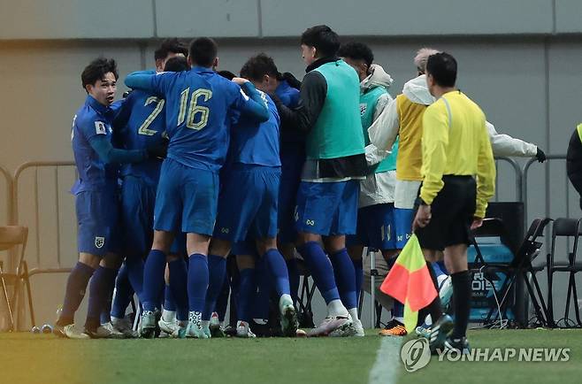 태국 축구 국가대표팀이 대한민국을 상대로 지난 1998 방콕 아시안게임 8강전 승리 후  26년 만에 기적을 만들려고 하고 있다.&nbsp;  태국 축구협회장이 한국전 승리 시 보너스를 더 올려주겠다고 공약하고 나섰다.&nbsp;연합뉴스