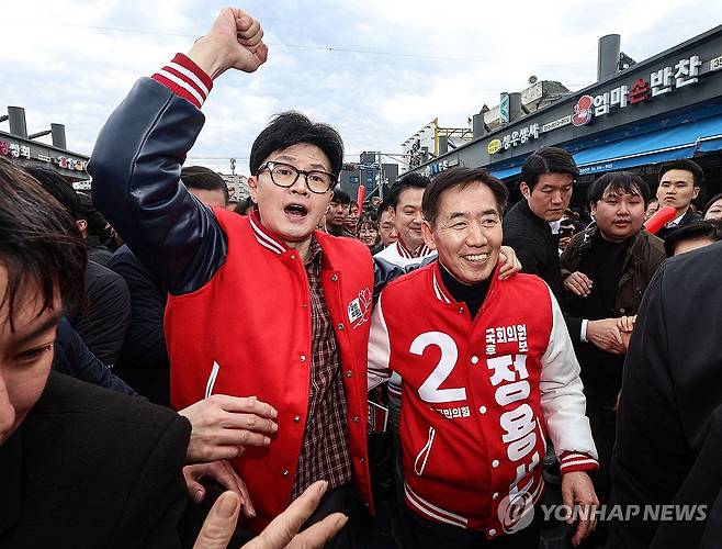 당진전통시장, 한동훈 위원장 (당진=연합뉴스) 한상균 기자 = 국민의힘 한동훈 비상대책위원장이 22일 충남 당진 전통시장에서  시민들에게 인사하고 있다. 2024.3.22 [공동취재] xyz@yna.co.kr