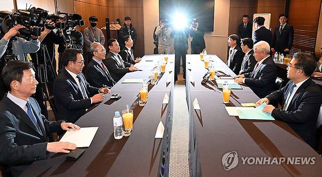 자료 검토하는 김홍일 위원장 (서울=연합뉴스) 김홍일 방송통신위원회 위원장이 22일 서울 중구 프레스센터에서 열린 방송통신위원장-통신사·단말기 제조사 대표자 간담회에서 자료를 살펴보고 있다. 2024.3.22 [사진공동취재단] photo@yna.co.kr