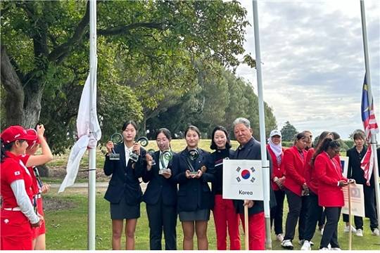 <제44회 퀸 시리키트컵에서 우승한 한국 골프 여자대표팀 오수민, 이효송, 김시현, 민나온 코치, 장세훈 단장(왼쪽부터). 대한골프협회 제공>
