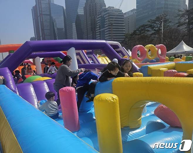 23일 오전 서울 여의도공원에서 열린 '2024 불스레이스'에서 어린이들이 행사를 즐기고 있다./뉴스1 ⓒ News1 문혜원 기자