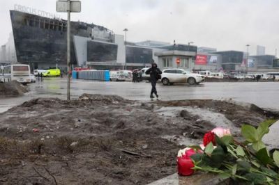 총기 테러와 대형 화재가 일어난 모스크바 외곽 크로커스 시티홀 공연장 앞에 23일 사망자를 추모하는 꽃이 놓여 있다. [이미지출처=연합뉴스]