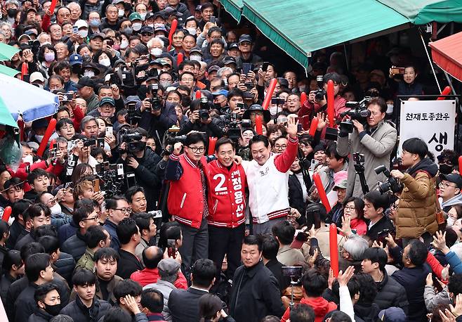 한동훈 국민의힘 비상대책위원장이 22일 오후 충남 당진 전통시장에서 장동혁 사무총장, 정용선 후보와 함께 시민들에게 인사하고 있다./뉴시스