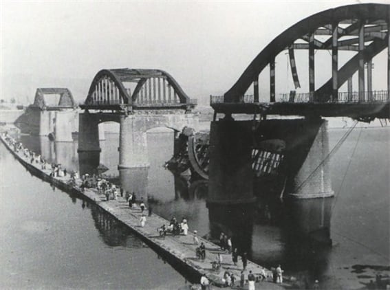 1950년 6월 28일 폭파된 한강 인도교는 1958년에야 복구되었다. 그 사이 시민들이 강을 건너다닐 수 있게 부교가 설치되어 있었다. /공공부문