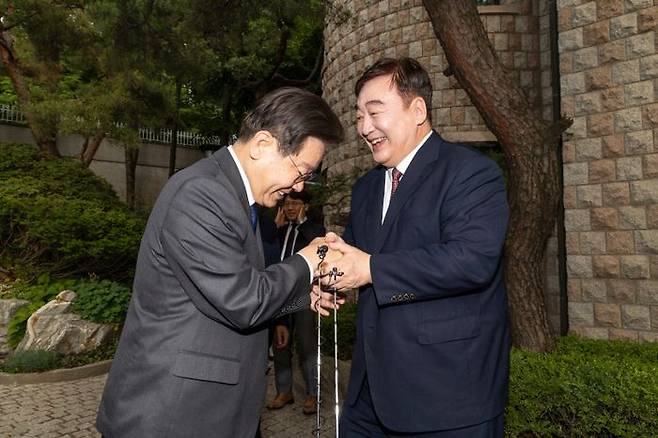 이재명 더불어민주당 대표가 지난해 6월 서울 성북구 중국대사관저로 찾아가 싱하이밍 주한중국대사를 향해 인사하고 있다. ⓒ뉴시스