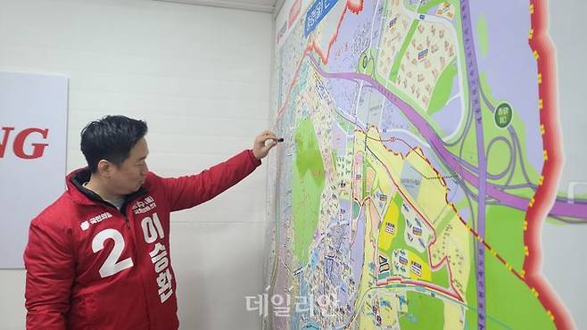 이승환 국민의힘 서울 중랑을 후보가 22일 자신의 선거사무소에서 중랑구 지역의 특징을 설명하고 있다. ⓒ데일리안
