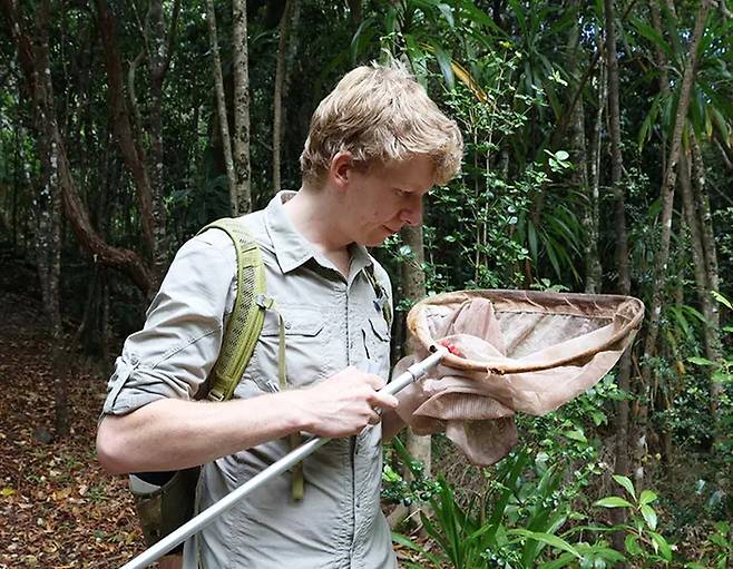 지난 2021년 호주 신종 딱정벌레를 발견한 퀸즐랜드 대학교 제임스 트위드 연구원. 사진=퀸즐랜드 대학교