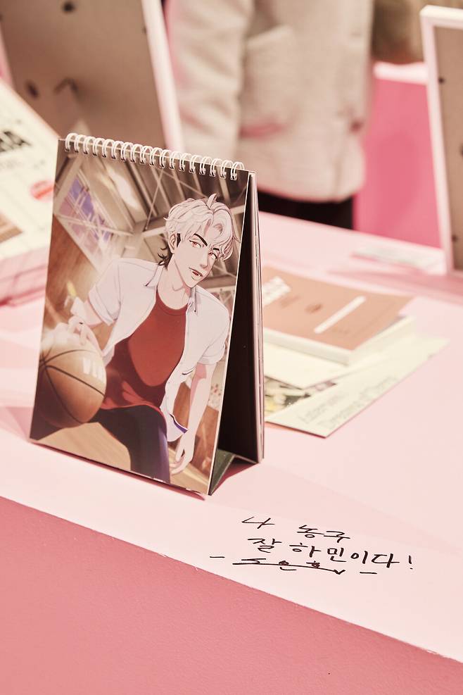 플레이브 멤버들이 팝업스토어에 남기고 간 낙서. 스튜디오 어댑터 염서정