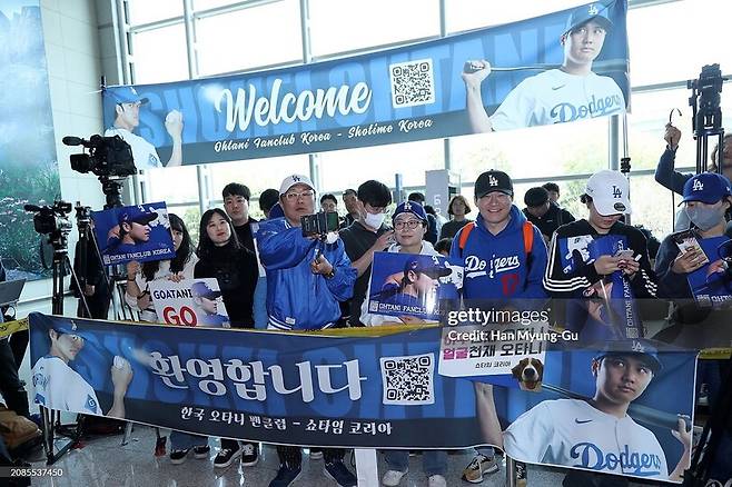 필자(가운데 검은 모자 쓴 이)가 지난 15일 인천공항에서 메이저리그(MLB) 개막전을 위해 서울에 온 오타니를 기다리고 있다. 엘에이타임스는 오타니의 오랜 팬인 필자를 인터뷰하기도 했다. 게티이미지뱅크