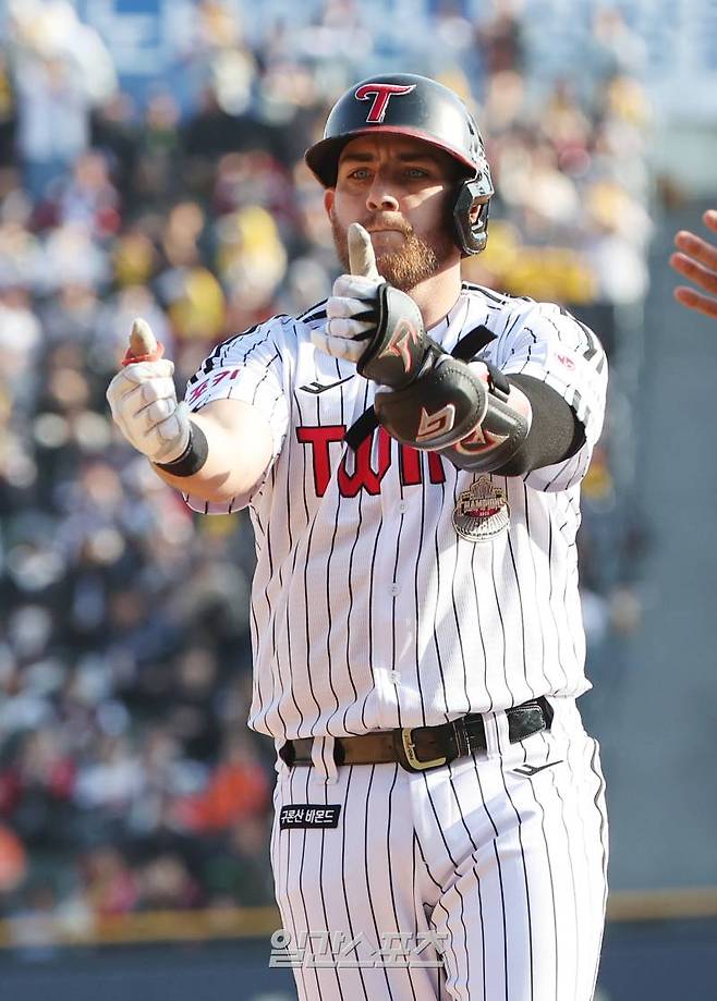 2024 프로야구 LG트윈스와 한화이글스의 시즌 개막경기가 23일 오후 서울 잠실야구장에서 열렸다. 8회말 1사 2루 오스틴이 1타점 적시타를 치고 1루에서 세리머니를 하고 있다. 잠실=김민규 기자 mgkim1@edaily.co.kr