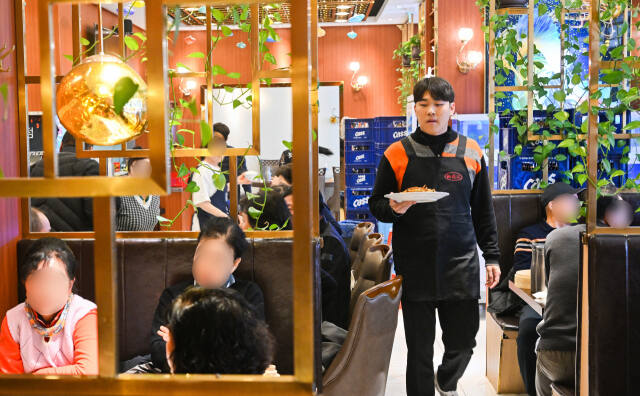 '제2의 차이나타운'인 수원 고등동에 위치한 중국인들의 '사랑방'인 한 식당에서 일하고 있는 모습. 윤원규기자