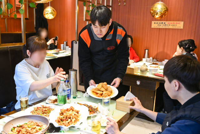 '제2의 차이나타운'인 수원특례시 고등동에 위치한 중국인들의 '사랑방'인 한 식당에서 일하고 있는 모습. 윤원규기자
